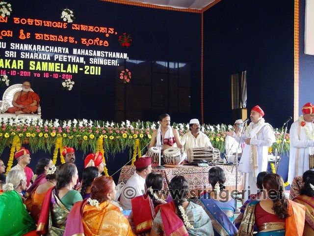kirtankars-performing-during-the-sammelan-in-the-jagadgurus-divine-presence