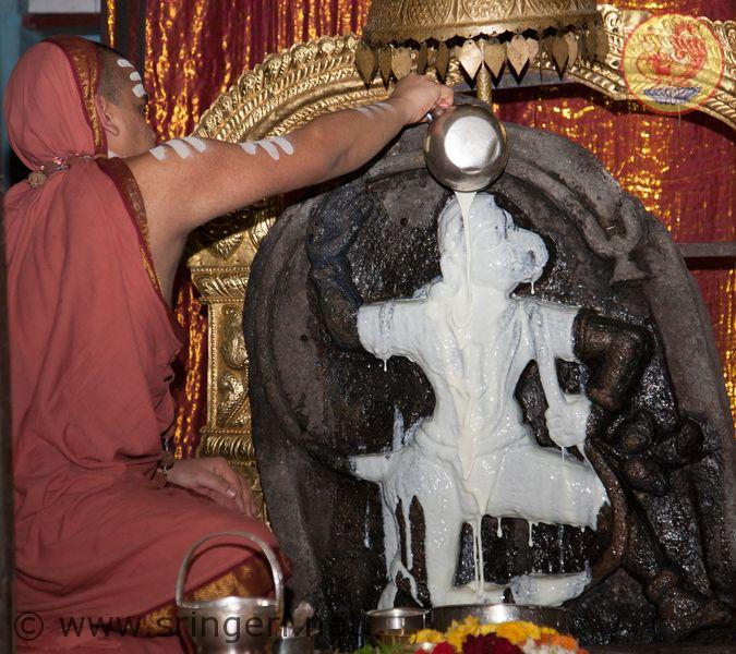 05_sannidhanam performing puja to sri anjaneya swami at kere anjaneya temple on 13th may during the occasion of hanumat jayanti img_7645