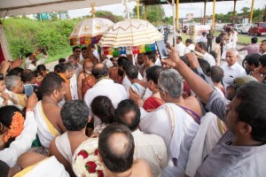 Ubhaya Jagadgurus being received at the at the entrance of Bangalore by Ministers and eminent personalities