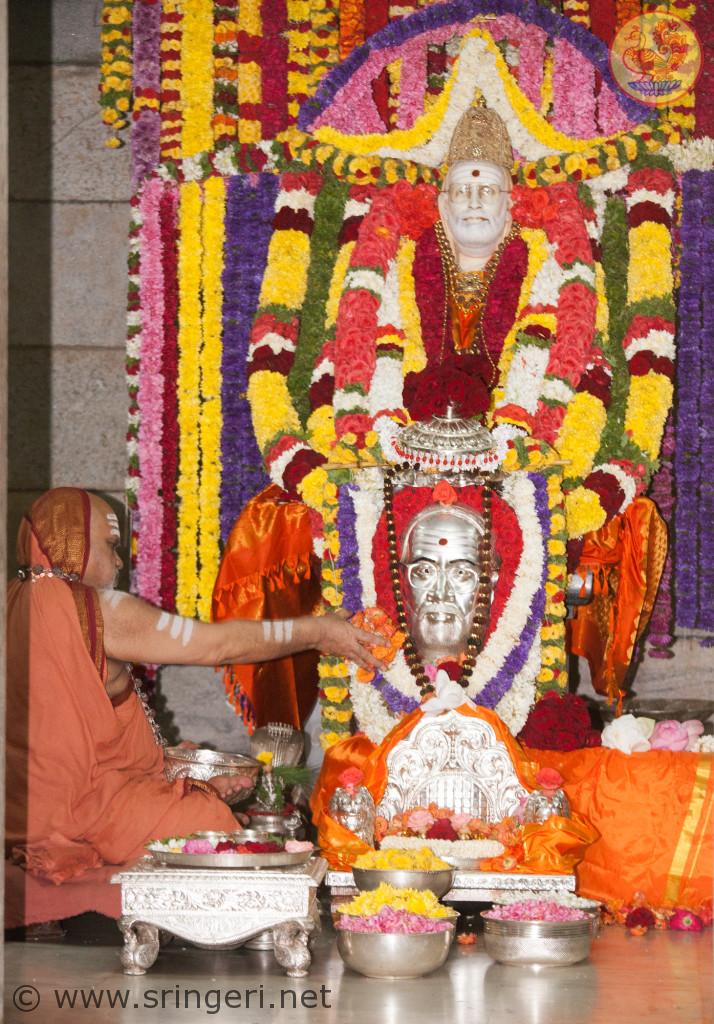 Jagadguru Shankaracharya Sri ​Sri​ ​ ​Bharati Tirtha Mahaswamiji offer​s​ special Aradhana Puja at His Guru’s Adhisthanam