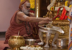 Mahasannidhanam performing Chandramoulishwara Puja on Mahashivaratri