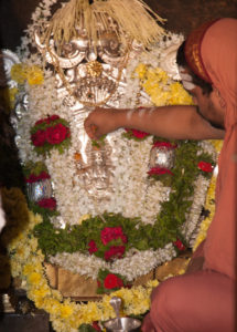 Sri Sannidhanam worshipping the Lord